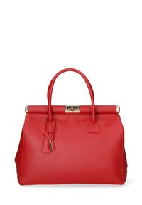 Bolso de piel roja con un diseño estructurado, asas superiores, herrajes dorados y un pequeño charm desmontable. Acabado texturizado en toda la superficie.