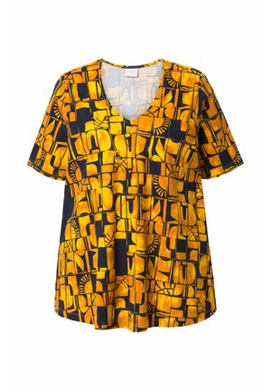 Gelbes und marineblaues Kurzarmoberteil mit V-Ausschnitt, das ein geometrisches Muster in unterschiedlichen Formen und Farbtönen aufweist, aus leichtem Stoff gefertigt.