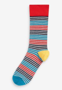 Mehrfarbige gestreifte Socke mit rotem Rippbund, grauen, blauen und roten Streifen, einer gelben Ferse und einer blauen Zehe.