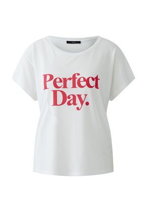 Witte T-shirt met korte mouwen en rode tekst "Perfect Day." gedrukt op de voorkant, voorzien van een ronde halslijn en een comfortabele pasvorm.
