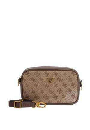Prostokątna brązowa torebka Guess na ramię z powtarzającym się wzorem logo, złotym metalowym wykończeniem i odpinanym, regulowanym paskiem obok niej.