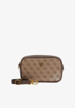 Rechteckige braune Guess Umhängetasche mit wiederholtem Logo-Muster, goldfarbenen Beschlägen und abnehmbarem, verstellbarem Trageriemen, der daneben liegt.