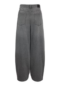 Rentoistyyppiset leveälahkeiset tummanharmaat denimfarkut, jotka näkyvät takaa, joissa on kaksi päällystetaskua ja korkea vyötärö.