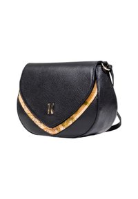 Borsa a tracolla in pelle nera con finitura testurizzata, caratterizzata da una forma curva e un accento dorato. Il risvolto presenta un dettaglio con motivo a mappa.