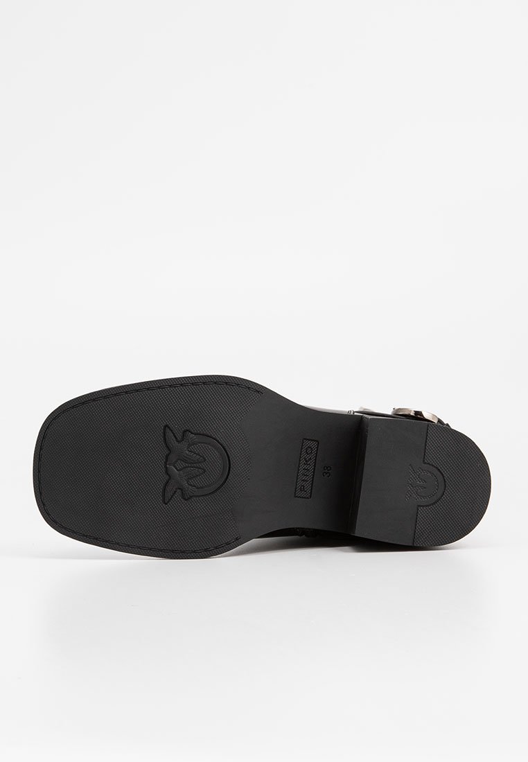 Suola di scarpa nera con superficie in gommatexturizzata, dotata di un emblema del logo e indicazione della taglia. Bordo liscio e leggera elevazione del tacco.