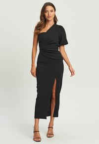 Zwarte midi-jurk met asymmetrische halslijn, pofmouwen, gathered taille en voorkap. Gemaakt van soepele, gestructureerde stof. Eenvoudig ontwerp.