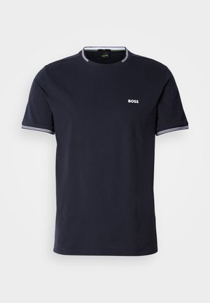 Camiseta de algodón azul marino con cuello redondo, que presenta acentos de rayas blancas en el cuello y las mangas, y un pequeño logo blanco en el pecho.