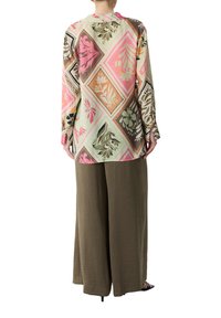 Langärmeliges Shirt mit einem mehrfarbigen, floralen geometrischen Muster aus weichem Stoff. Kombiniert mit weiten braunen Hosen für eine lockere Passform.