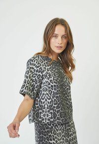 Top a maniche corte con stampa leopardata in grigio e nero, caratterizzato da una vestibilità comoda e scollatura rotonda, realizzato in un tessuto leggero e testurizzato.