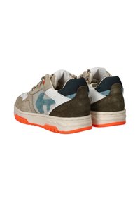 Leren en suède schoenen met een beige bovenkant, blauwe accenten en een oranje rubberen zool. Voorzien van een gewatteerde kraag en vetersluiting.