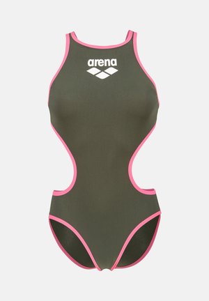 Olivengrøn badedragt i ét stykke med lyserøde accenter, udskårne sider, høj hals og logo foran. Fremstillet af blødt, elastisk materiale.