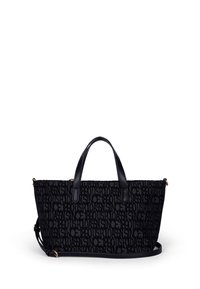 Sort tekstil tote bag med præget logo mønster, dobbelte læderhåndtag og aftagelig skulderrem. Struktureret form og flad bund.