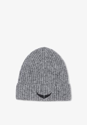 Sivi pleteni beanie s rebrastom teksturom i prebačenim rubom. Ima mali crni logo na prednjoj strani.