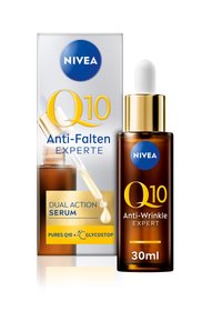 NIVEA Q10 Anti-Falten Expert Serum, 30 ml Glasflasche mit Tropfer, braune Flüssigkeit, goldene Akzente, Karton mit blauer und goldener Schrift sowie glatter Oberfläche.