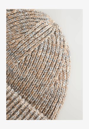 Kötött sapka bézs, szürke és tejszínszín árnyalataiban. Texturált mintával rendelkezik, és felgöngyölt szegélye van. Puha, meleg fonalból készült.