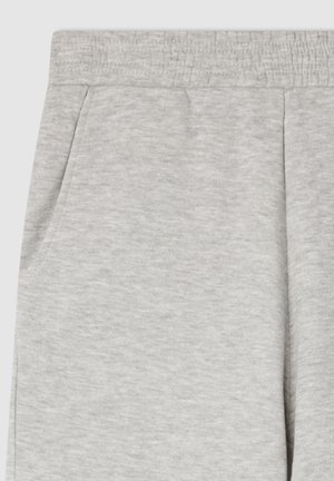 Pantaloni da tuta grigi realizzati in tessuto morbido, con finitura testurizzata, vita elastica e tasche laterali. Design semplice e funzionale.
