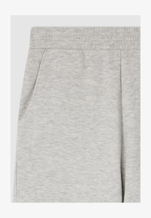 Pantaloni da tuta grigi realizzati in tessuto morbido, con finitura testurizzata, vita elastica e tasche laterali. Design semplice e funzionale.