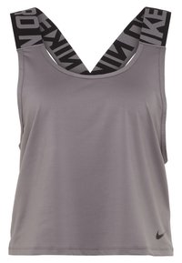Top de deporte gris hecho de tela suave, con tirantes de marca negros en diseño en V y un pequeño logo negro en el dobladillo.