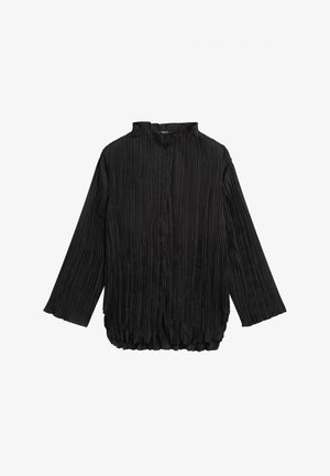 Sort plisseret skjorte med høj krave, lange ærmer og knaplukning. Glat tekstur, ujævn kant og diskret glans.