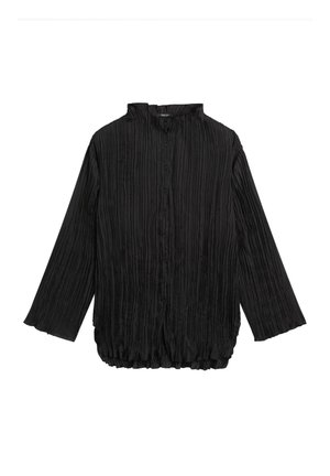 Zwart geplooid shirt met een hoge kraag, lange mouwen en knoopsluiting. Gladde textuur, ongelijke zoom en subtiele glans.