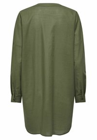 Chemise à manches longues en vert olive, tissu texturé, coupe décontractée, ourlet arrondi, avec des accents de boutons sur les manches et un col au dos.