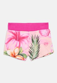 Ροζ φλοράλ σορτς με φαρδιά ροζ μέση. Διαθέτει μεγάλα σχέδια με ιβίσκο και τροπικά φύλλα, με ένα μικρό ροζ λογότυπο καρδιάς "GUESS".