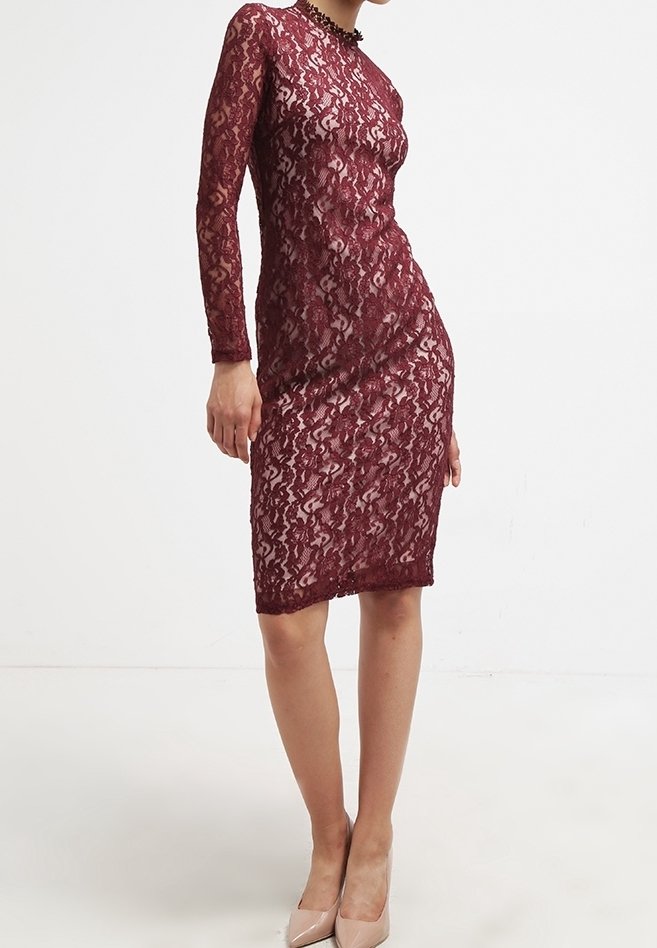 Robe en dentelle bordeaux à manches longues et silhouette ajustée. Présente des motifs floraux complexes et un col rond.