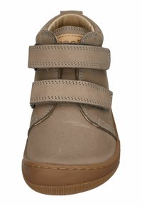 Hellbraune Leder-Sneaker mit doppelten Klettverschlüssen, beigem Innenfutter und einer strukturierten Gummisohle. Verfügt über gestickte Akzente und eine abgerundete Spitze.