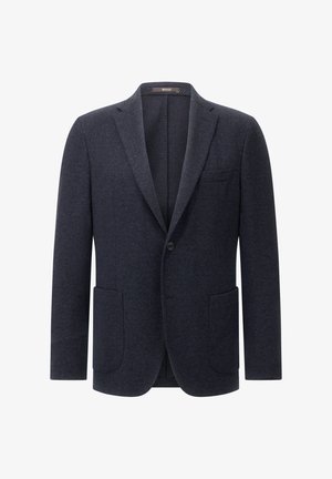 Blazer bleu marine en tissu texturé, avec une fermeture à deux boutons, des revers crantés, deux poches avant et une poche poitrine détail.
