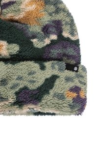 Grøn og beige camouflage strikket beanie med en blød, fuzzy tekstur; har et sort mærke på den foldede kant.