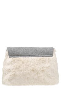 Torebka z futra syntetycznego o kremowym korpusie i szarej filcowej klapie, charakteryzująca się teksturowanym, miękkim wykończeniem i eleganckim designem.