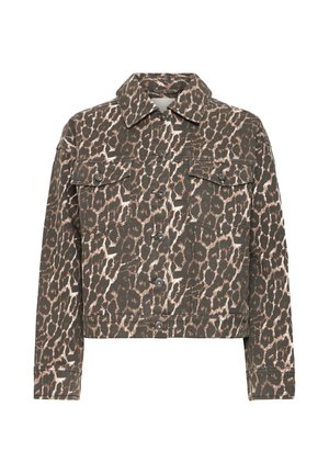 Pogas aiztaisātas garām piedurknēm jaka ar brūnu un bēšu leoparda rakstu un krūšu kabatām uz baltas virsmas.