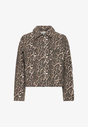 Pogas aiztaisātas garām piedurknēm jaka ar brūnu un bēšu leoparda rakstu un krūšu kabatām uz baltas virsmas.