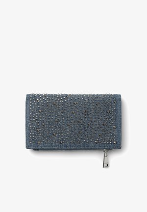 Portafoglio in denim blu con superficie strutturata decorata da borchie argento, dotato di chiusura a zip nell'angolo in basso a destra.
