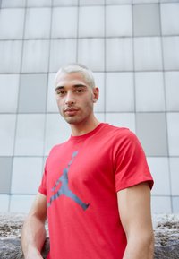 Jordan JUMPMAN SS CREW - T-shirt estampada - fire red/black