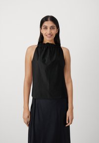Top senza maniche nero con scollatura arricciata, realizzato in materiale leggero, caratterizzato da una vestibilità ampia e una texture liscia.