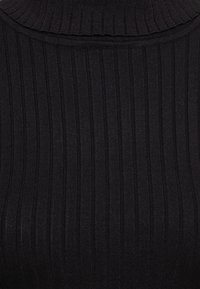 Svart ribbad stickad polotröja med hög krage och vertikala linjer, i en mjuk och elastisk textur. Inga synliga mönster eller detaljer.