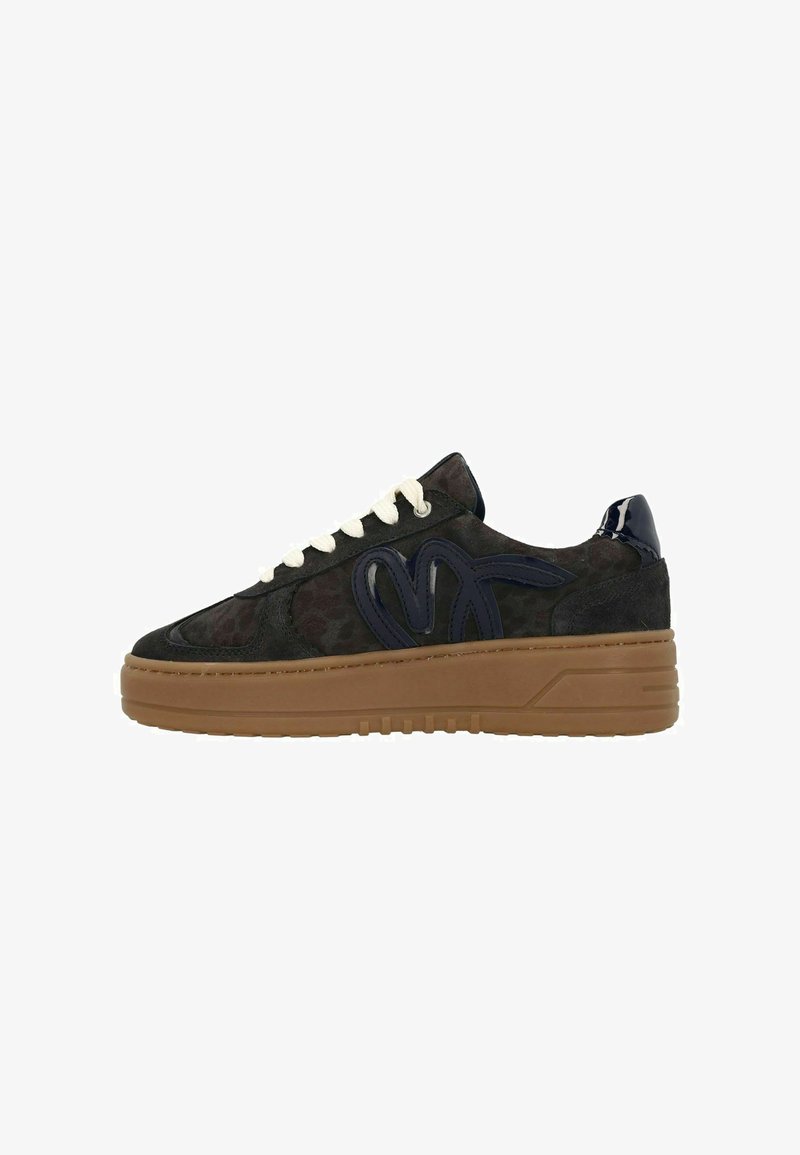 Baskets avec une tige en suède marron foncé, des accents navy et une semelle en caoutchouc. Comprend des œillets opaques et des lacets crème.
