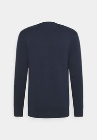 Marineblauer, gestrickter Pullover mit einem gerippten Rundhalsausschnitt, langen Ärmeln und einer strukturierten Oberfläche. Die Rückansicht zeigt eine V-förmige Nahtdetail.