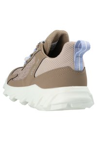 Sneaker cane color marrone chiaro e beige con suola bianca spessa, tomaia in mesh traspirante, linguetta blu e testo "ecco mx+" sul lato.