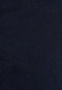 Tessuto di denim scuro con una texture liscia, caratterizzato da una leggera lucentezza e sottili variazioni di tonalità di blu. Nessun motivo o hardware visibile.
