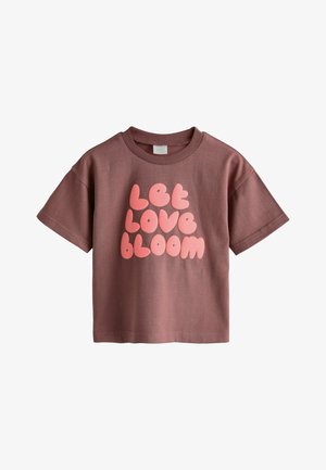 Majica kratkih rukava boje bagrema s okruglim izrezom i ružičastim slovima u obliku mjehurića s natpisom “Let Love Bloom” sprijeda.