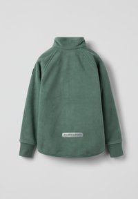 Groene fleece pullover met een opstaande kraag, raglanmouwen en een ronde zoom. Bevat een gestikt logo-opdrachtje nabij de onderkant.