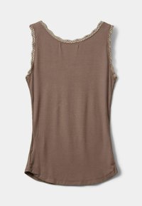 Barna, bordázott ujjatlan póló, csipke díszítéssel a nyakvonal és a kar-lyukak körül. Sima felület, testhez simuló fazon és ívelt alj.