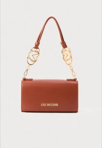 Brun veske i imitert skinn med strukturert design, gullfargede kjedestropper og preget merkevarelogo på framsiden.