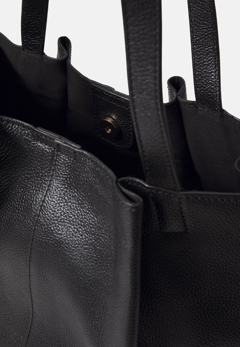 Borsa a tote in pelle nera con superficie strutturata, dotata di due manici robusti e di una chiusura a scatto interna. Design semplice e funzionale.