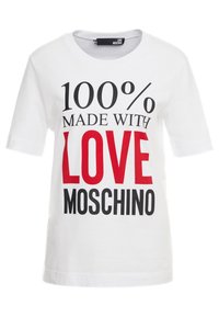 Bílá bavlněná tričko s velkým černým a červeným textem: „100% VYROBENÉ S LÁSKOU MOSCHINO.“ Krátké rukávy a kulatý výstřih.