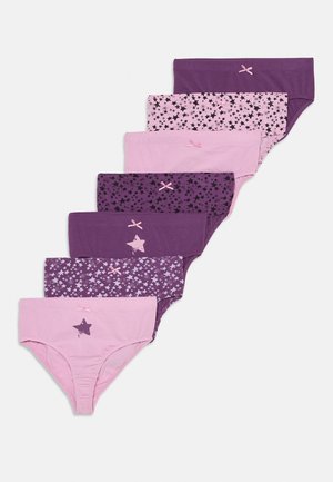 Conjunto de siete bragas para mujer en diferentes tonos de púrpura y rosa. Presentan estampados de estrellas, lazos y una textura de algodón suave.