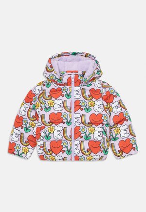 Casaco acolchoado com capuz, apresentando uma impressão colorida de corações, flores, arco-íris e nuvens sobre um fundo branco. Fecho de correr, duas bolsos.
