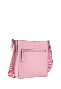 Roze nepleer schoudertas met een geometrisch gepatternde strap, voorzien van een voorzak met rits en een gladde oppervlakte.